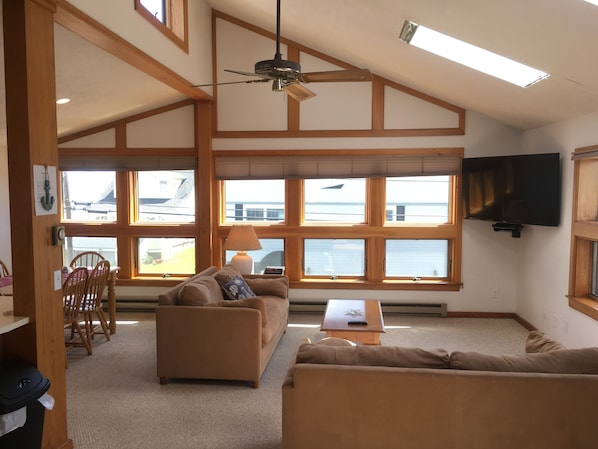 Huge windows along the entire front of the unit. Ocean views & breezes