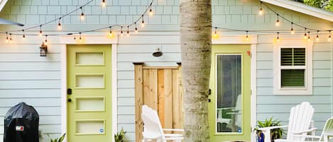 Quaint cottage surrounded by Crepe Myrtles!