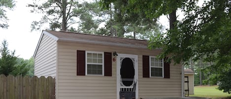 Deluxe Cabin with picnic table and grill