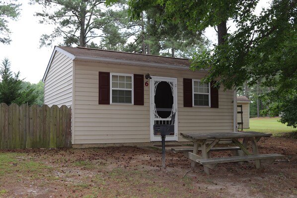 Deluxe Cabin with picnic table and grill