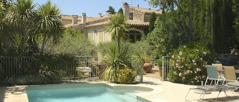 Vue de la maison depuis la piscine