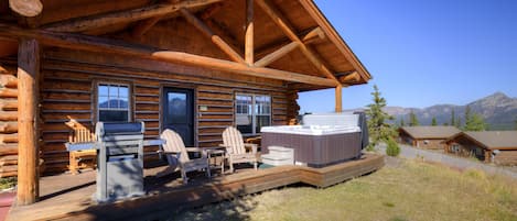 Mountain views in all directions! Outdoor seating, private hot tub, ski-in/out
