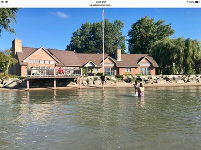 Perfect spot on the edge of Erie lake on 4300 square feet house