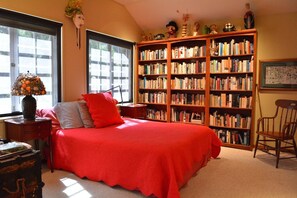 Bedroom, Queen bed