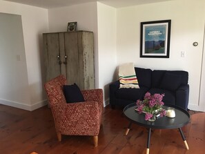Sitting area off of kitchen 