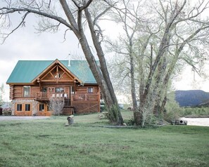 Located on the gold medal fishing waters of the Rio Grande River!