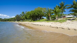 Beached on Magnetic - Picnic Bay Beachfront