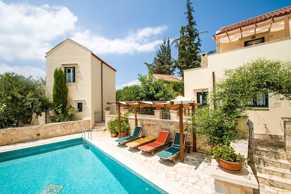 Helianthos villa, in Douliana , Vamos Chania 