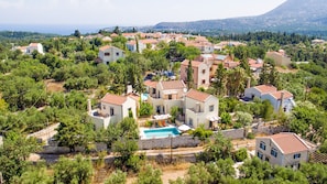Helianthos villas , in Douliana, near Vamos 