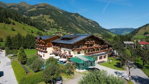 Hotel Alpina im Sommer