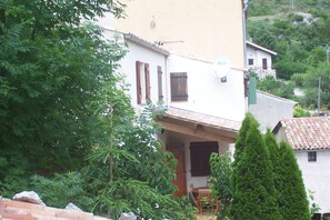 Entrée par la terrasse dont une partie est protégée par un auvent.Agréable lieu 