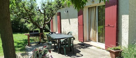 La maison s'ouvre sur le jardin et la terrasse