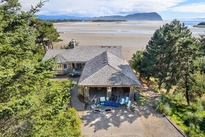 Welcome to Ocean Breeze! Riverfront, amazing ocean views, hot tub, games, bikes!