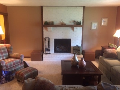 Large comfortable living area, 2 bedrooms, hot tub near Xenia/Cedarville