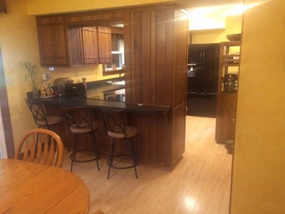 Large comfortable living area, 2 bedrooms, hot tub near Xenia/Cedarville