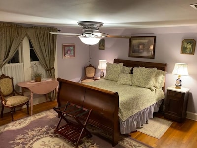 The Magnolias - A Beautiful Charming Historical Home to relax & make memories!