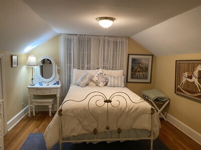 The Magnolias - A Beautiful Charming Historical Home to relax & make memories!