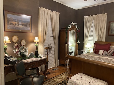 The Magnolias - A Beautiful Charming Historical Home to relax & make memories!