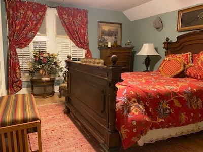 The Magnolias - A Beautiful Charming Historical Home to relax & make memories!