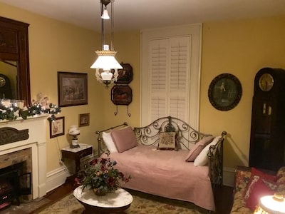 The Magnolias - A Beautiful Charming Historical Home to relax & make memories!