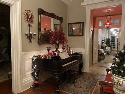 The Magnolias - A Beautiful Charming Historical Home to relax & make memories!