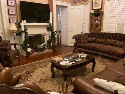 The Magnolias - A Beautiful Charming Historical Home to relax & make memories!