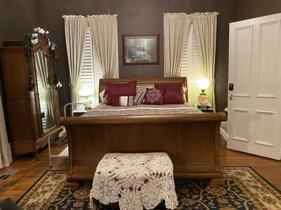 The Magnolias - A Beautiful Charming Historical Home to relax & make memories!