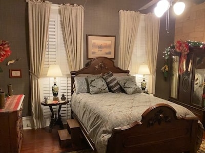 The Magnolias - A Beautiful Charming Historical Home to relax & make memories!