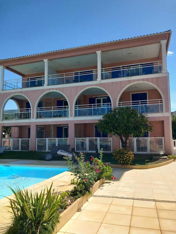 Vista frontal de la propiedad