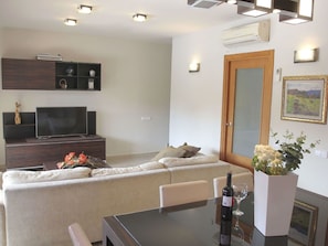 Meubles, Propriété, Cabinetry, Confort, Fenêtre, Bâtiment, Miroir, Bois, Cadre De Lit, Lit
