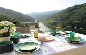 with a dazzling view over Douro and the mountains