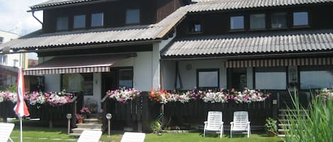 Gartenapartment mit Seebalkon (re.)