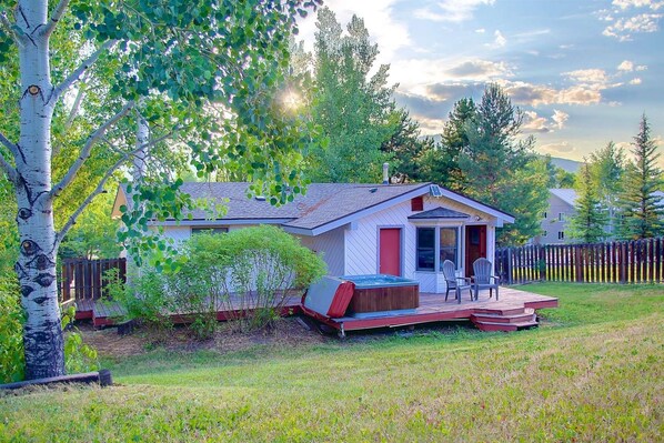 Welcome to Whistler Lodge! Ready for fun with our fenced in backyard, hot tub, and deck!