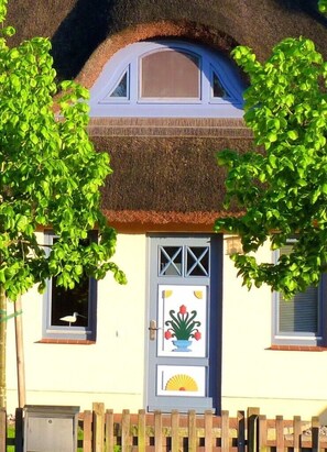 Eingang mit originaler geschnitzter Darß-Tür