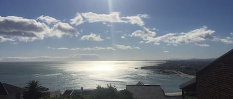 Ausblick vom Balkon über die gesamte False Bay