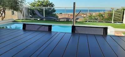 terrasse et piscine vue mer