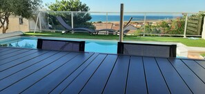 terrasse et piscine vue mer