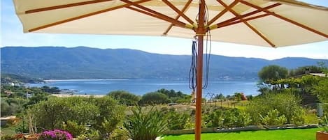 vue de la terrasse et du jardin; Plein sud