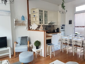Cuisine et espace salle à manger de plain pied sur courette arrière