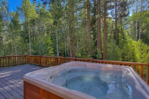 Hottub on deck overlooking the forest