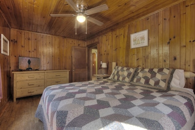 Jamie's Mountain Retreat w/ 6 bedrooms. Hot tub, Swing, Rockers & BBQ on 5 acres