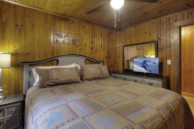 Jamie's Mountain Retreat w/ 6 bedrooms. Hot tub, Swing, Rockers & BBQ on 5 acres