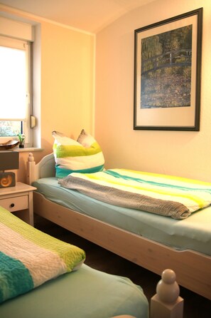 Schlafzimmer mit 2 Betten, auch zum Zusammenschieben