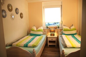 Schlafzimmer: Betten mit komfortabler Matratze für erholsamen Schlaf