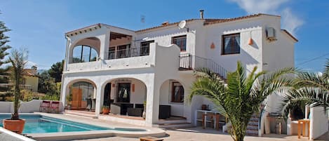 Villa Limasol with pool and sunny terraces with ocean view