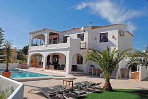 Villa Limasol mit Pool und sonnigen Terrassen mit Meerblick