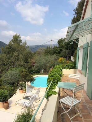 The small terasse just outside the livingroom - overlooking the pool