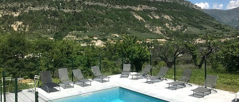 Piscine clôturée et sécurisée avec vue panoramique