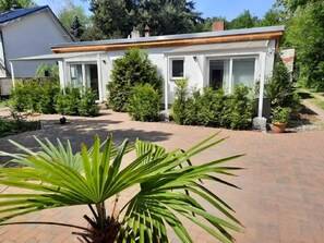 Blick auf die Ferienwohnungen Ost und West vom Carport aus