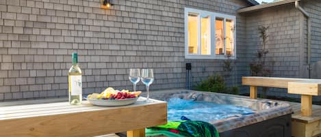 Hot tub, wine and appetizers! Perfect way to wind down after exploring the coast